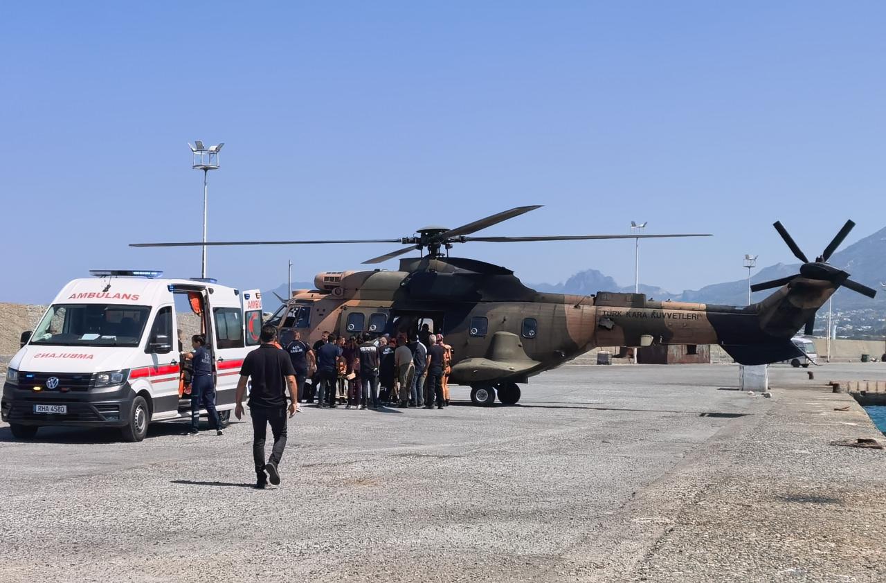 Alabora olan gemiden kurtarılan yaralılar, sahil güvenlik ve kurtarma ekiplerince Girne Limanı'na getirildi.