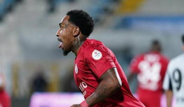 41 ma&ccedil;ta 10 gol atmıştı! 1. Lig ekibi İngiliz oyuncunun s&ouml;zleşmesini feshetti