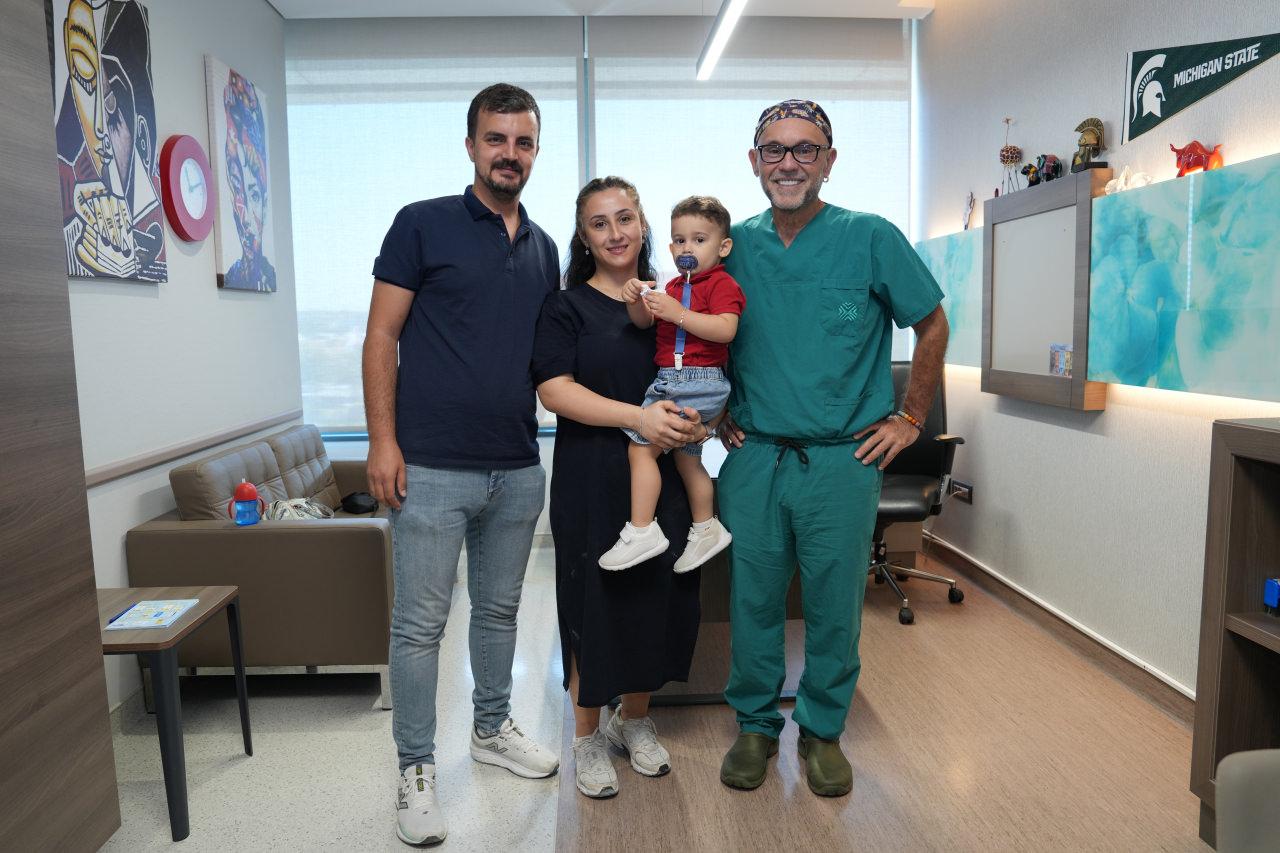 Aras, ailesi ve doktoru.