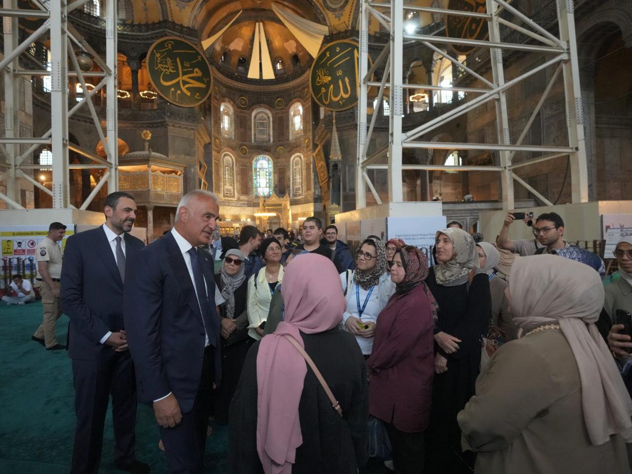 Restorasyon çalışmaları ibadete ara verilmeden sürdürülüyor.
