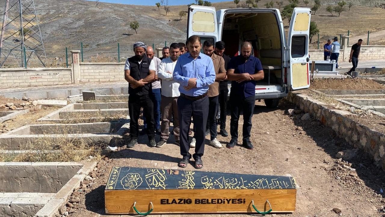  Elazığ'da yıldırımın isabet ettiği çocuk hayatını kaybetti.