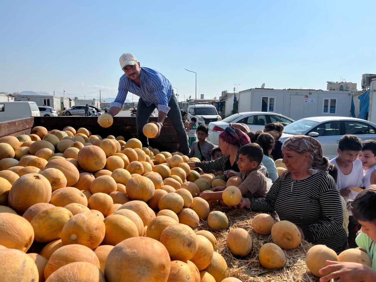 Çiftçi, 3 ton karpuz dağıttı. 