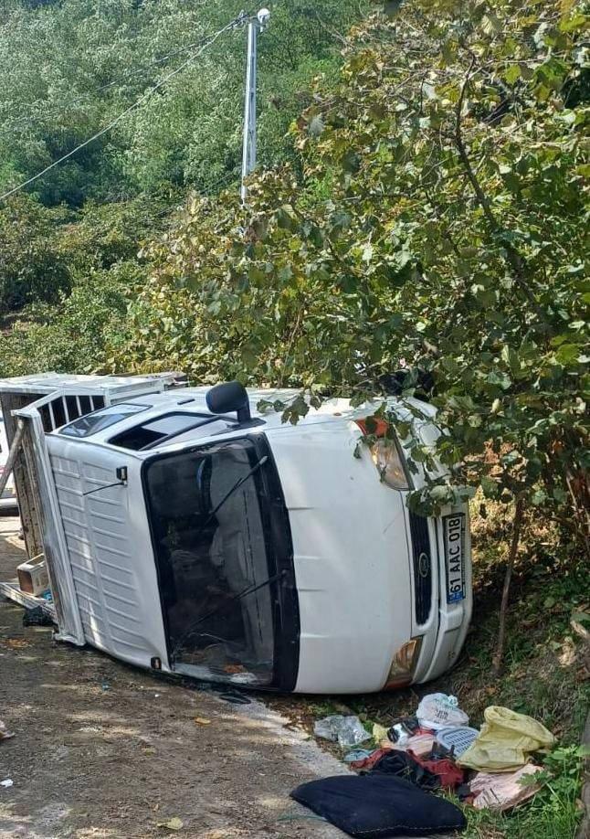 Giresun'da fındık işçilerini taşıyan kamyonet devrildi.