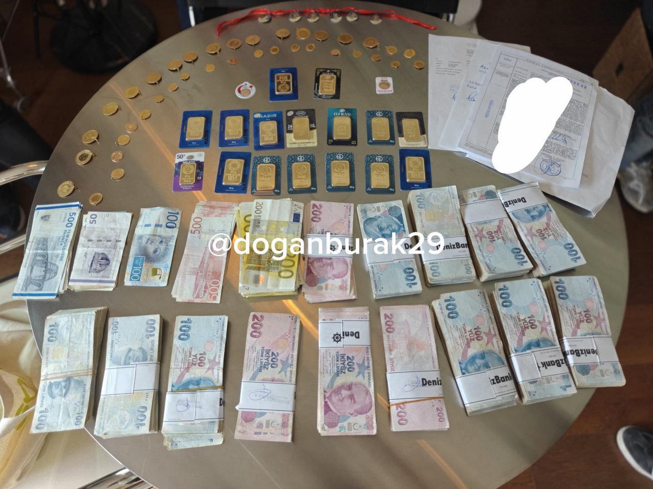 Gazeteci Burak Doğan, Tolga Akış'ın evinde yapılan aramalarda ele geçirilenlerin fotoğrafını paylaştı.