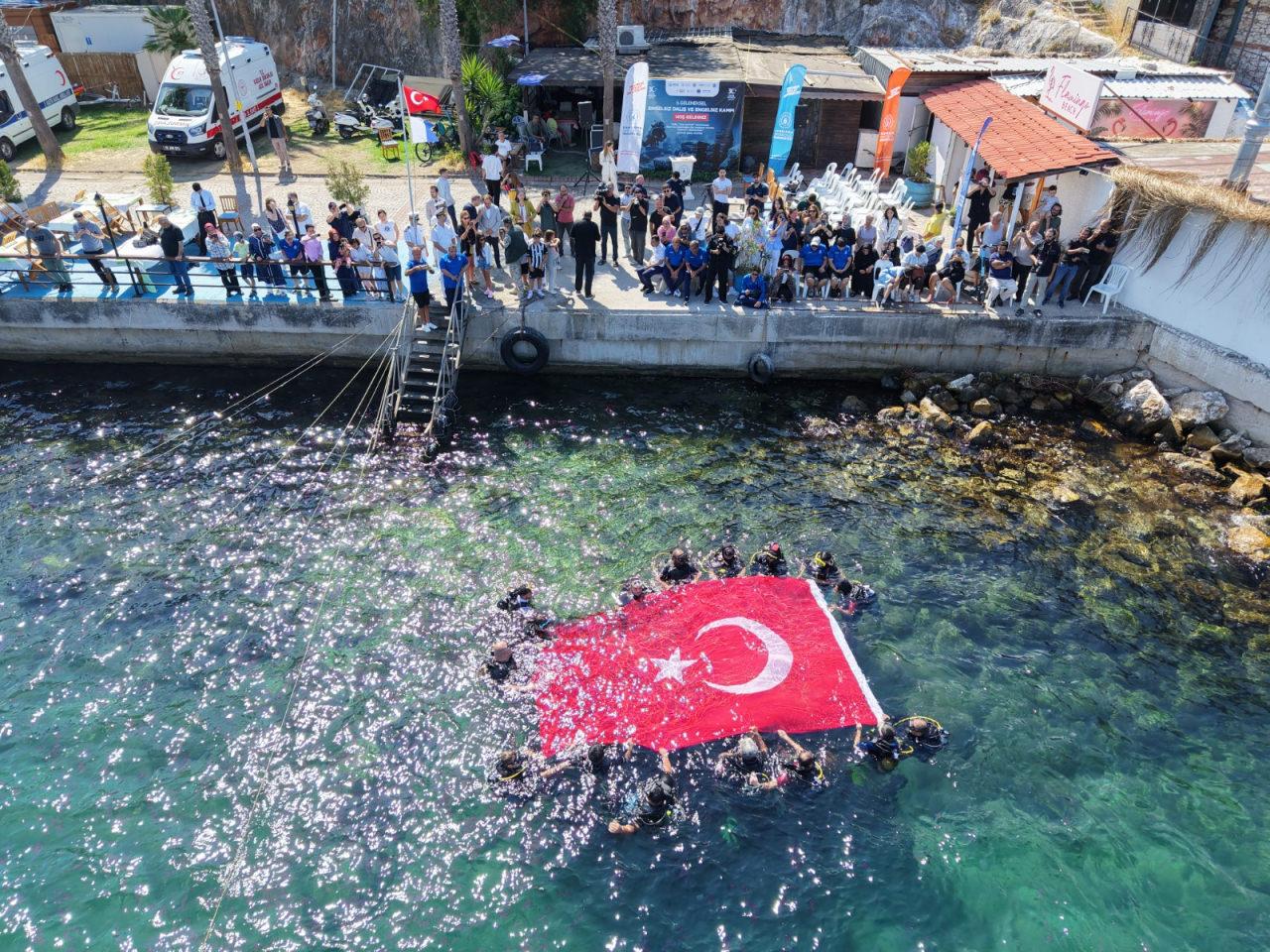 Türk bayrağı açıldı. 