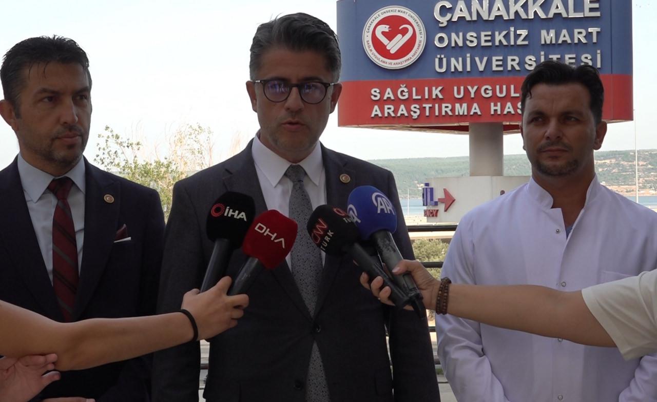 Çanakkale'de rahatsızlanan ve Çanakkale Onsekiz Mart Üniversitesi (ÇOMÜ) Hastanesi'nde anjiyo yapılan komedyen Cem Yılmaz'ın sağlık durumunun iyi olduğu bildirildi. ÇOMÜ Rektörü Prof. Dr. Cüneyt Erenoğlu, Yılmaz'ın sağlık durumuna ilişkin açıklama yaptı.