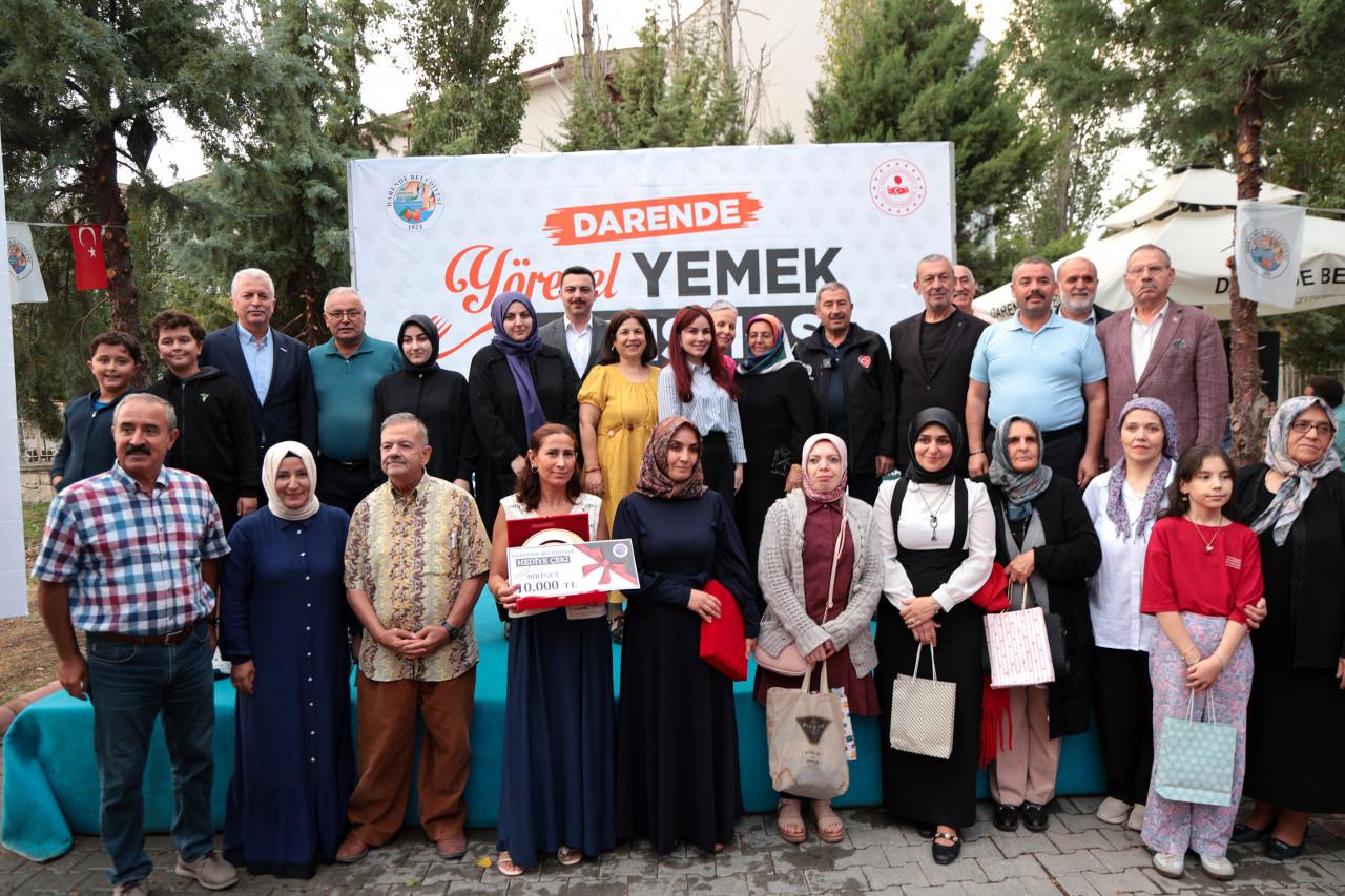 Darende Belediye Başkanı Alican Bozkurt'tan katılımcılara hediye takdimi