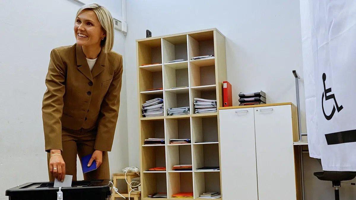 İzlanda Başbakanı Kristrun Frostadottir, Reykjavik'teki bir seçim merkezinde oyunu kullandı.