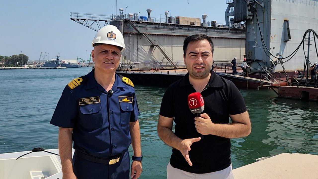 Mersin Tersane Komutanı Deniz Albay Volkan Kamışoğlu (sol), Haber7 muhabiri Yavuz Selvi (sağ)