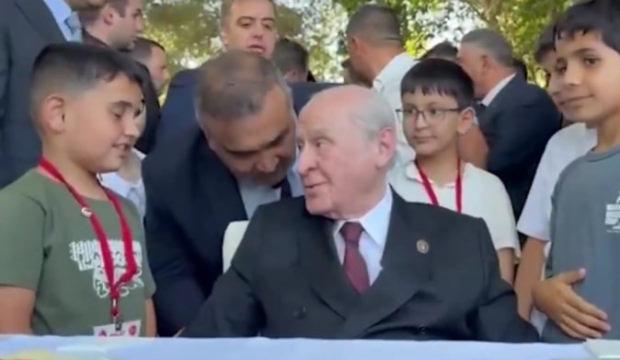 Ahlat&rsquo;ta Bah&ccedil;eli ile k&uuml;&ccedil;&uuml;k &ccedil;ocuk arasında samimi diyalog: &lsquo;Sen de &ouml;yle ol&rsquo;