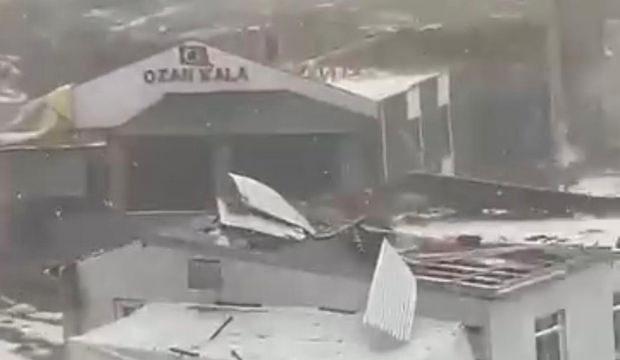 Ardahan'da şiddetli fırtına evlerin &ccedil;atılarını u&ccedil;urdu!