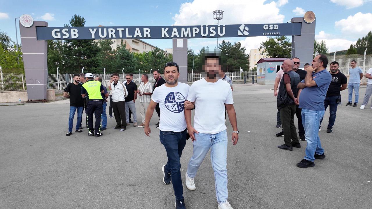 Uygulamadan çağırdığı korsan taksiciyi yakalattı, kendisine de ceza yazıldı.