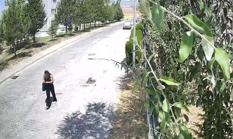 Kendini savcı olarak tanıtan kadının oyununu 8 yaşındaki çocuk bozdu.