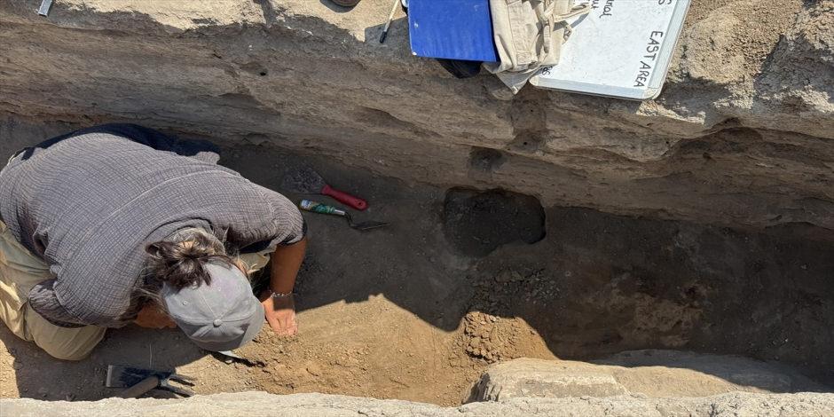 &Ccedil;atalh&ouml;y&uuml;k&rsquo;te yeni keşif: &Ouml;l&uuml;ler evinin yanında 8 bebek iskeleti ortaya &ccedil;ıktı