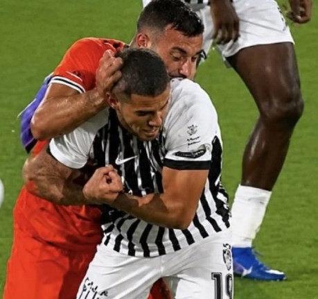 Süper Lig'in 2. haftasında Alanyaspor - Beşiktaş maçına damga vuran 'yumruk' pozisyonu