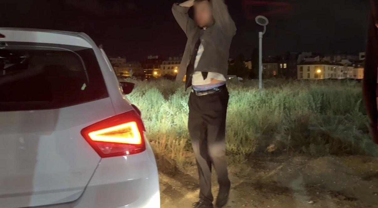 Polisleri tehdit eden şahıs. 