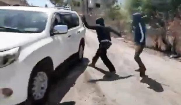İsrailli işgalciler sınır tanımıyor: Uluslararası basına ve sivillere taşlı sopalı pusu