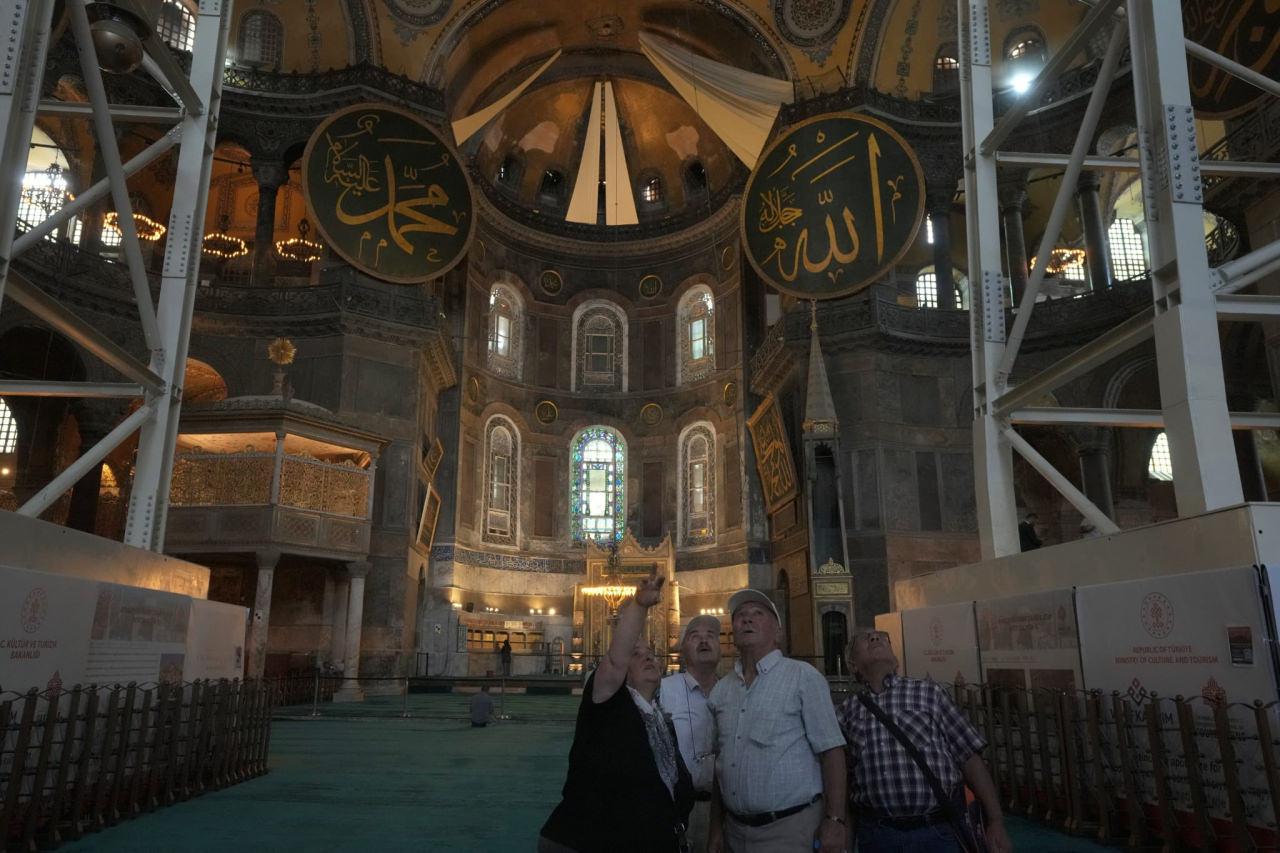 Galeri katının ziyarete açılması için çalışmalar sürüyor.