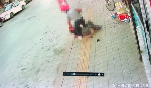 K&uuml;tahya&rsquo;da eski eşinin sokakta bı&ccedil;akladığı kadın ağır yaralandı; olay anı kamerada