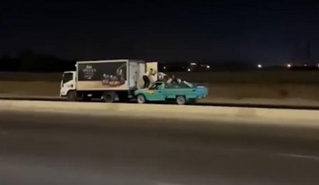 Mısır'da film sahnelerini aratmayan hırsızlık: Hareket halindeki kamyonu soydular