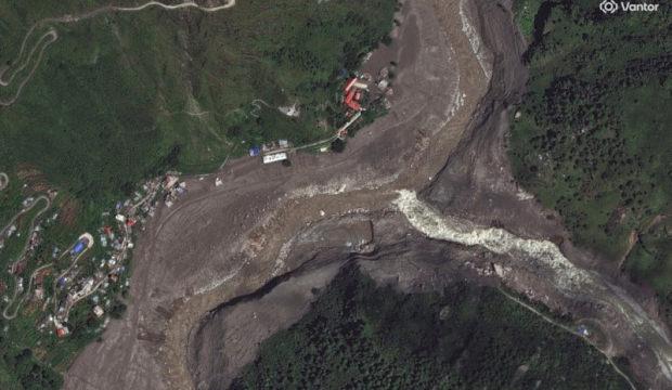 Sel ve heyelan k&ouml;yleri haritadan sildi: İşte felaketin uydu g&ouml;r&uuml;nt&uuml;leri