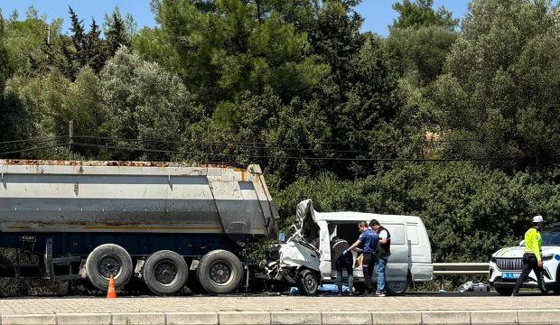 TIR'a arkadan &ccedil;arpan minib&uuml;s&uuml;n s&uuml;r&uuml;c&uuml;s&uuml; &ouml;ld&uuml;