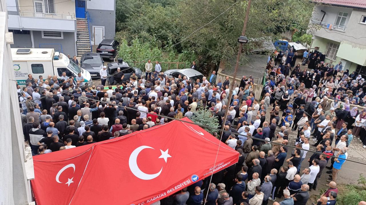 Mehmet Emin, son yolculuğuna uğurlandı. 