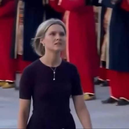 Kristrun Frostadottir'in Cumhurbaşkanlığı Külliyesi'ni incelediği anların videosundan bir ekran görüntüsü.