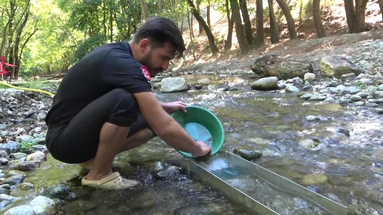 Derede altın arayan Emre Aydın isimli vatandaş