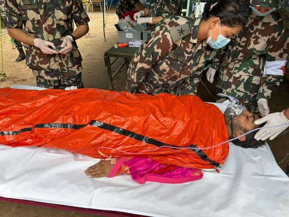 Nepal'deki sel felaketinde hidroelektrik tünelinde mahsur kalan 2 işçi, 10 günün ardından sağ olarak kurtarıldı.