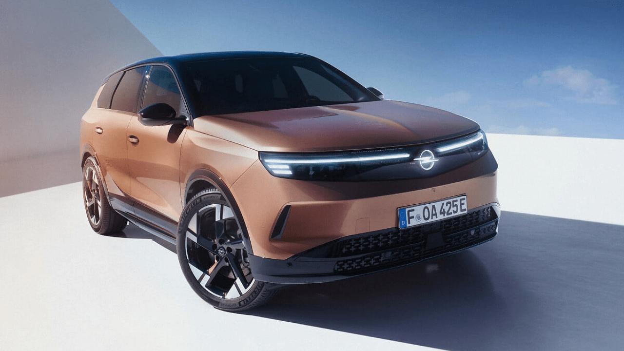Opel'in eylül fiyat listesinde elektrikli Grandland başta olmak üzere farklı modellerde kampanyalı satış fiyatları dikkat çekiyor.