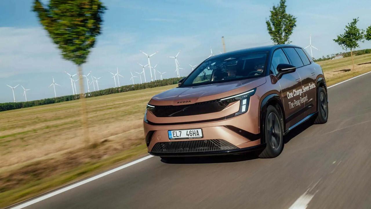 Skoda'nın yeni elektrikli SUV modeli PEAQ, tek şarjla 936 kilometre yol kat ederek dikkat çekici bir menzil rekoruna imza attı.