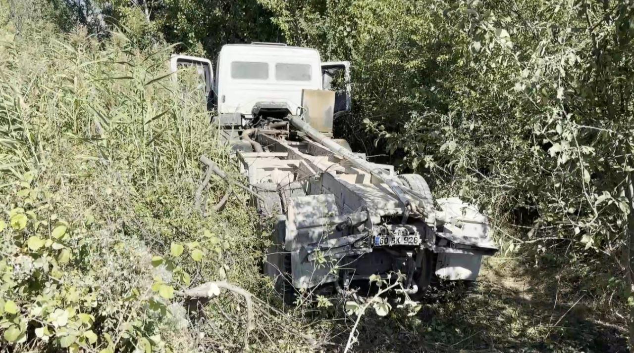 Tokat'ta korkutan kaza: Kamyonun kopan damperi üst geçitte asılı kaldı