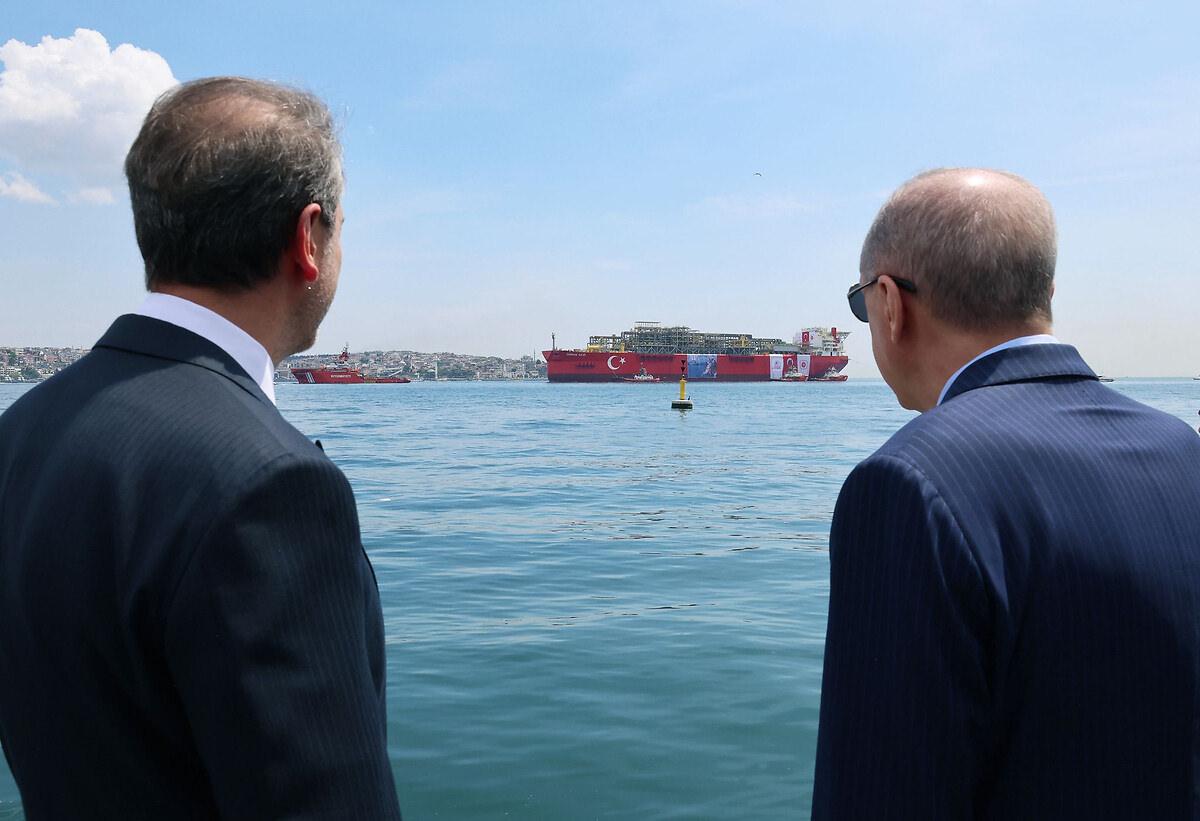 Cumhurbaşkanı Recep Tayyip Erdoğan, Enerji ve Tabii Kaynaklar Bakanı Alparslan Bayraktar ile birlikte Türkiye'nin ilk yüzer doğal gaz üretim platformu (FPU) Osman Gazi'yi Karadeniz Sakarya Gaz Sahası'na uğurladı, 29 Mayıs 2025