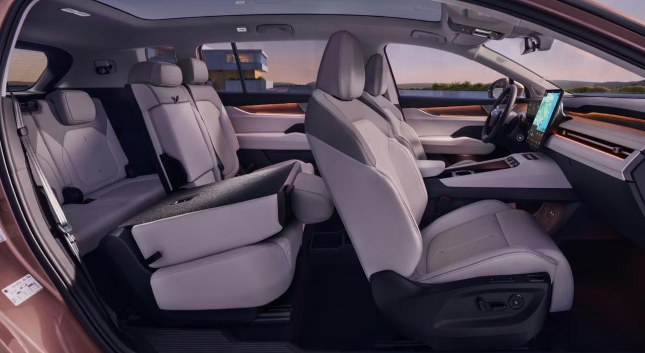 Ağustos 2026'da seri üretime başlayan Skoda PEAQ, 7 kişilik yapısı ve geniş batarya seçenekleriyle Avrupa'da satışa sunulurken Türkiye'ye 2028'in ilk çeyreğinde gelmesi bekleniyor.