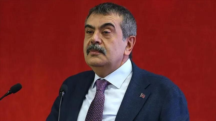 Bakan Tekin'den eleştirilere cevap! Kıyafet açıklaması