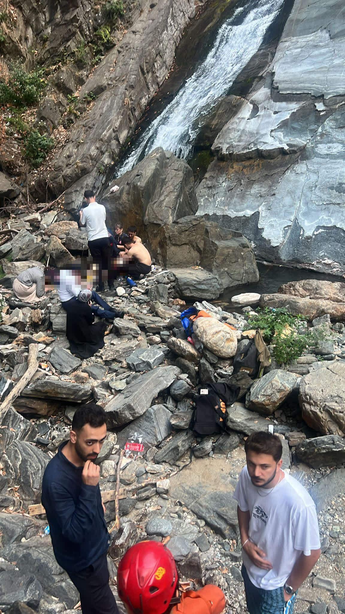 Ekipler tarafından yapılan kontrollerde N.A. (49) isimli kadının hayatını kaybettiği tespit edildi.
