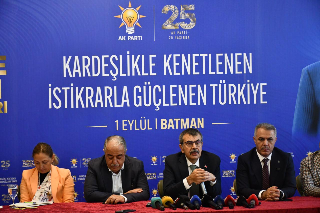 Milli Eğitim Bakanı Yusuf Tekin (sağ 2), Batman'da AK Parti İl Başkanlığınca düzenlenen 'Türkiye Yüzyılı Buluşmaları' programına katıldı. Bakan Tekin, burada açıklamalarda bulundu.