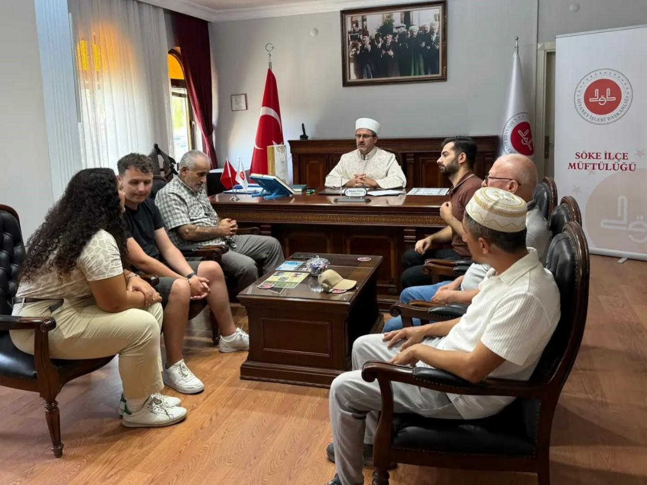 Bayram namazından etkilenip Müslüman oldu.