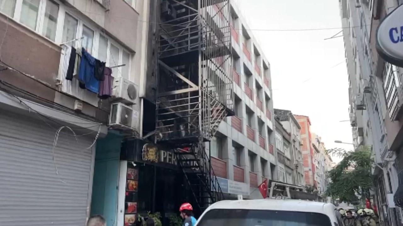 Bakırköy'de otelde çıkan yangında 12 kişi yaralandı.