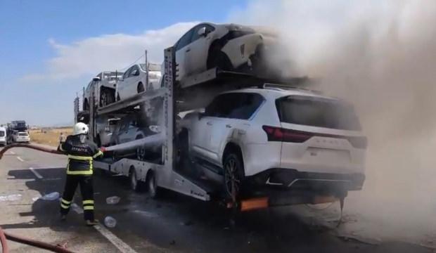 Ağrı'da otomobil y&uuml;kl&uuml; TIR'da yangın