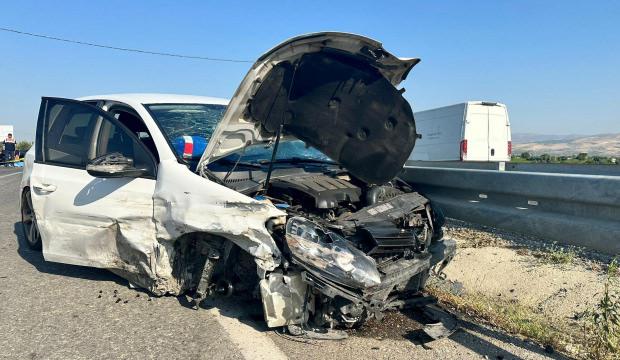 Otomobil motosiklete &ccedil;arptı: 1 &ouml;l&uuml;, 1'i bebek 3 yaralı