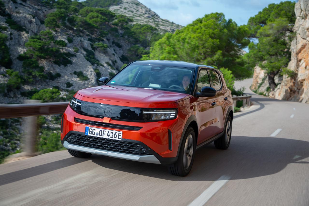 Opel'in yeni fiyat listesinde benzinli, hibrit ve elektrikli otomobil seçenekleri bir arada bulunuyor.