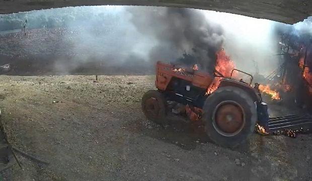 Antalya'da kendi kendine &ccedil;alışan trakt&ouml;r alev topuna d&ouml;nd&uuml;