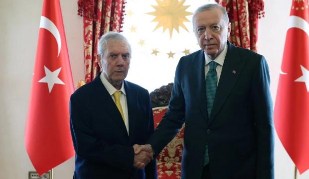 T&uuml;rk futbolunda tarihi buluşma! Cumhurbaşkanı Erdoğan'dan kul&uuml;plere adil rekabet &ccedil;ağrısı