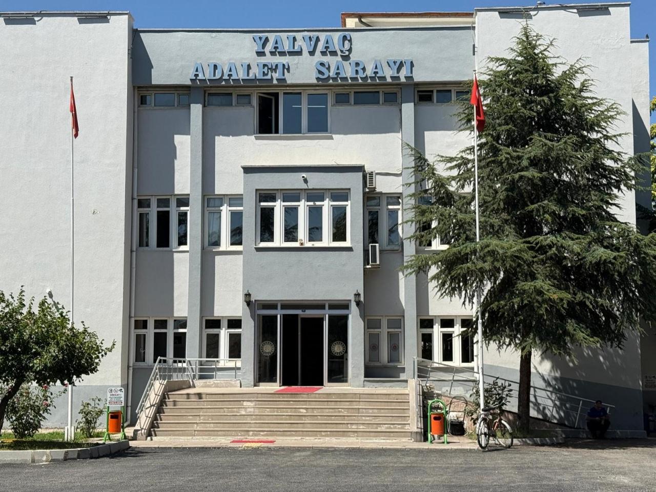 Yalvaç'ta trafikte kavga eden 2 kişi tutuklandı, 360 bin lira ceza uygulandı.