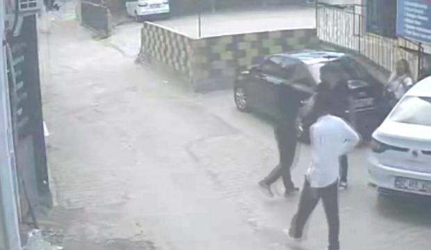 Darbedilen kadını kurtarmak istedi, bı&ccedil;aklı saldırıya uğradı!