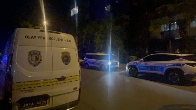 Bıçaklama olayının yaşandığı adrese ekipler sevk edildi.
