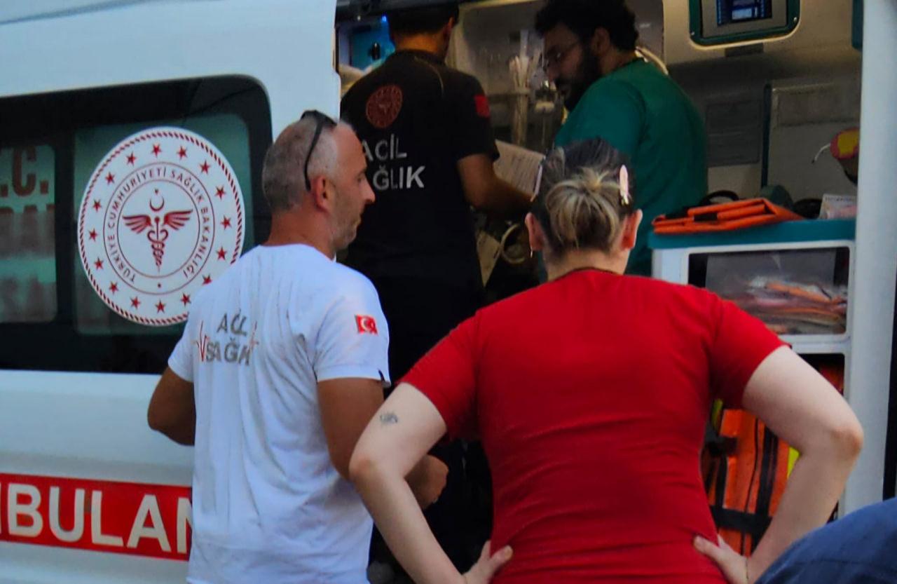 Boğulma tehlikesi yaşanan olay yerine sağlık ekipleri sevk edildi. 