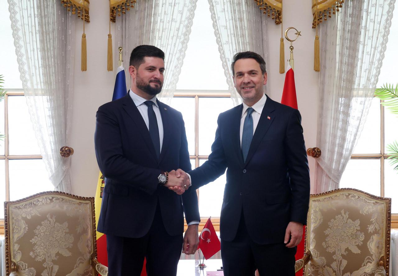 Enerji ve Tabii Kaynaklar Bakanı Alparslan Bayraktar, İstanbul Doğal Kaynaklar Zirvesi'ne (İNRES) katılmak üzere Türkiye'ye gelen Moldova Enerji Bakanı Dorin Junghietu ile İstanbul'da, 21 Mayıs 2026
